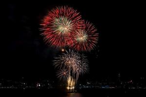 fuochi d'artificio colorati di vari colori di notte con concetto di celebrazione e anniversario foto