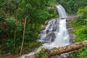 la cascata di huay saai leung è una bellissima cascata nella giungla della foresta pluviale thailandia foto