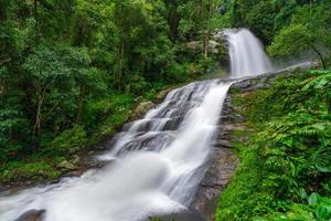 la cascata di huay saai leung è una bellissima cascata nella giungla della foresta pluviale thailandia foto