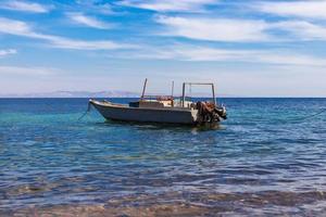 barca sulla spiaggia foto