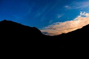 l'alba sulla montagna foto