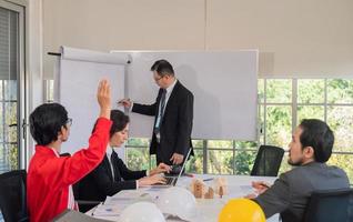 incontro di lavoro di squadra o workshop per investimenti immobiliari di società di sviluppo foto