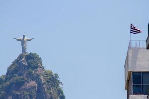 cristo il redentore con la bandiera del club di regata botafogo a rio de janeiro brasile.