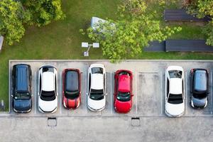 vista dall'alto del parcheggio con piccolo giardino in edificio moderno foto