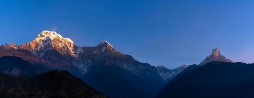 Panorama vista della natura della catena montuosa himalayana con cielo blu chiaro in Nepal foto