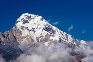 picco di montagna del sud di annapurna con il fondo del cielo blu nel nepal foto