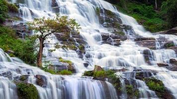 grande caduta naturale dell'acqua da una montagna a chiang mai, tailandia. foto