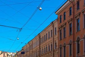 fili elettrici e cavi nel centro urbano per multiuso a san pietroburgo, russia foto