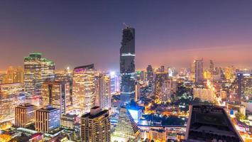 vista del paesaggio urbano del moderno edificio aziendale nella zona degli affari a bangkok, Thailandia. bangkok è la capitale della thailandia e anche la città più popolata. foto