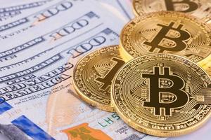 bitcoin che mette sullo sfondo della banca del dollaro statunitense.design concettuale per la tecnologia di criptovaluta e investimenti di denaro. foto