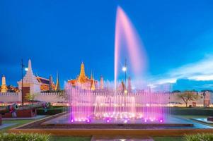 spettacolo di danza della fontana di fronte a wat phra kaew, tempio del buddha di smeraldo a bangkok, thailandia. foto