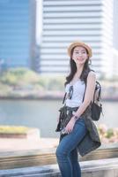 la bella donna turistica asiatica gode del viaggio nella grande città del centro. viaggio di vacanza in estate. foto