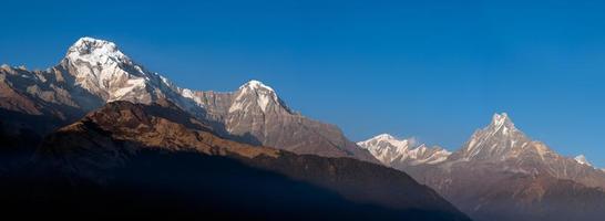 Panorama vista della natura della catena montuosa himalayana con cielo blu chiaro in Nepal foto