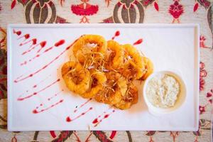 anelli di calamari fritti su piatto bianco con salsa, vista dall'alto - ristorante nei cibi turchi in tacchino foto