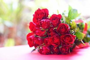 bouquet di fiori di rose rosse naturali fresche sullo sfondo della natura - close up fiori di rosa amore romantico concetto di giorno di san valentino, fiori multicolori sbocciano foto