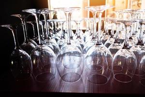 bicchiere di vino sullo sfondo del tavolo bicchiere di champagne per la festa foto