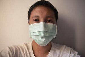 maschera medica protettiva, uomo asiatico si sente male febbre indossando maschera prevenzione assistenza medica per la protezione contro il virus covid-19 o coronavirus in ospedale protezione maschera viso coronavirus