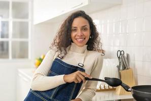 ritratto donna latina in cucina foto