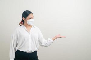 donna asiatica che indossa una maschera con sfondo bianco foto