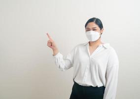 donna asiatica che indossa una maschera con sfondo bianco foto