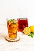 bicchiere di tè freddo al limone foto