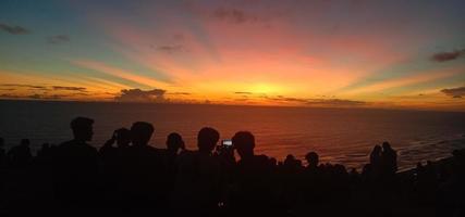 viaggio al tramonto in un paese pieno di cultura o indonesia foto