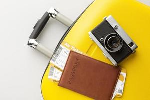 valigia gialla con passaporto fotografico