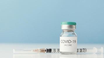 accordo con bottiglia di vaccino contro il coronavirus foto