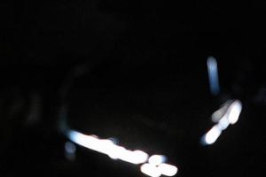 l'estratto azzurro sfocatura sparkler sovrappone una trama elegante scintillante sul nero. foto