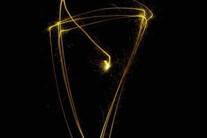 astratto cerchio oro sentiero di luce incandescente spirale effetto luce elegante su un nero. foto