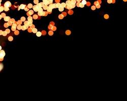 Sfocatura arancione luci di Natale sfondo. luci astratte sfocate sfocate punti luce neri . foto