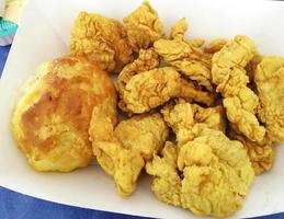 pollo fritto croccante fresco e dorato marrone dorato sulla scatola bianca. foto