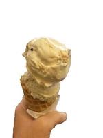 gelato al gusto di gelato modello di dessert congelato in tazza bianca che tiene la mano sul tavolo. foto