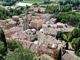i tetti del centro storico medievale di brisighella. paesaggio di brisighella, ravenna, italia. foto