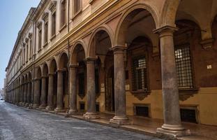 i portici di via Zamboni, zona universitaria, nel centro storico di bologna. Italia foto
