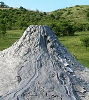 vulcano di fango che scorre lungo fango argilloso misto ad idrocarburi. modenese, italia. foto