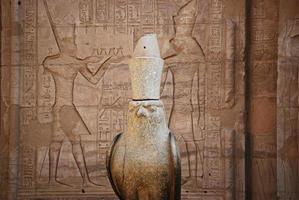 antica scultura del dio horus al tempio di edfu. Egitto foto