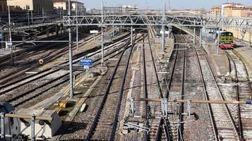 Vista aerea della stazione ferroviaria di bologna centrale in italia foto