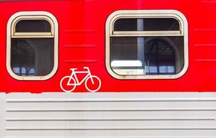 vagone del compartimento per biciclette segnato dal treno regionale in lituania foto