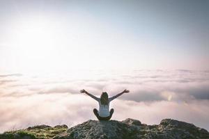 gioia del concetto di vita. persona allarga le mani foto