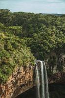 dettaglio della cascata di caracol che cade dalla scogliera rocciosa in un canyon coperto dalla foresta da un parco vicino a canela. un'affascinante cittadina molto popolare per il suo ecoturismo nel sud del Brasile. foto