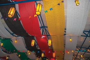 particolare delle lanterne sul soffitto decorate con fasce di stoffa colorate in una festa folcloristica a canela. un'affascinante cittadina molto popolare per il suo ecoturismo nel sud del Brasile. foto