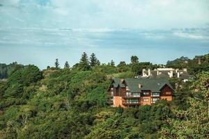 paesaggio della valle di quilombo con colline ricoperte da una lussureggiante foresta vista dal belvedere vicino a gramado. una graziosa cittadina di influenza europea nel sud del Brasile, molto ricercata dai turisti. foto