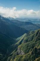 fortaleza canyon con ripide scogliere rocciose ricoperte da fitta foresta e fiume in fondo vicino a cambara do sul. una piccola cittadina di campagna nel sud del Brasile con incredibili attrazioni turistiche naturali. foto