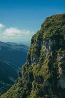 Fortaleza canyon con ripide scogliere rocciose ricoperte da una fitta foresta in una giornata di sole vicino a cambara do sul. una piccola cittadina di campagna nel sud del Brasile con incredibili attrazioni turistiche naturali. foto