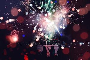 sfondo astratto. sfocatura del cerchio di fuochi d'artificio. colorato in festa foto
