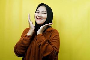 bella giovane donna musulmana asiatica con le mani v segno sul mento, sorridente fiducioso, entusiasta e allegro, isolato foto