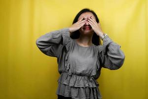 bella giovane donna con le mani che chiudono gli occhi, isolata foto