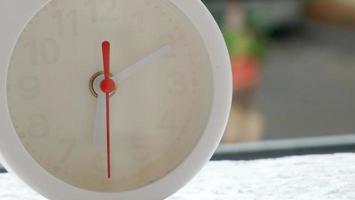 un primo piano di un orologio bianco con frecce che mostrano il tempo. foto