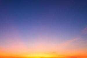 struttura del fondo del cielo arancione con il tramonto delle nuvole bianche. foto